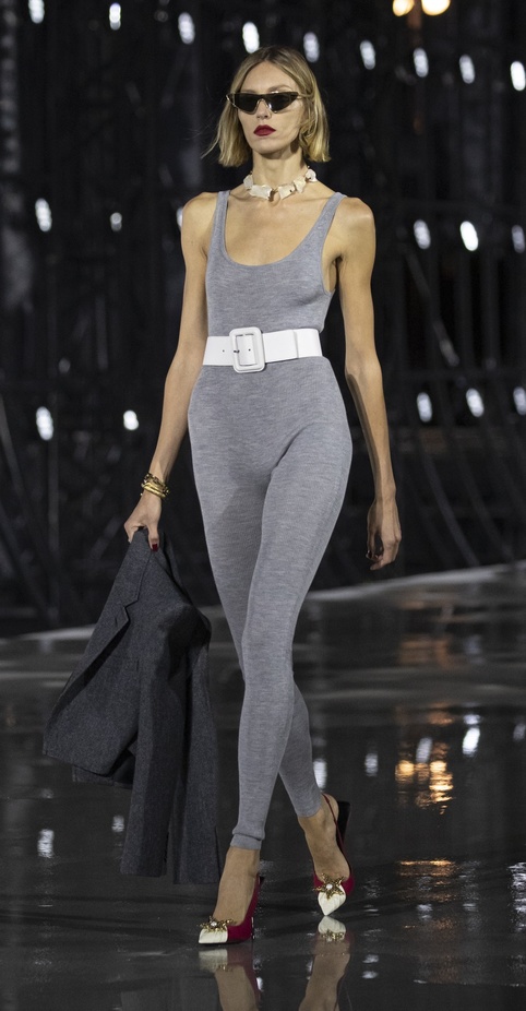 عرض أزياء مجموعة Saint Laurent لربيع وصيف 2022 من أسبوع الموضة في باريس