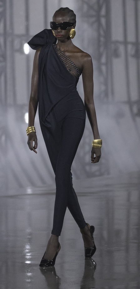 عرض أزياء مجموعة Saint Laurent لربيع وصيف 2022 من أسبوع الموضة في باريس