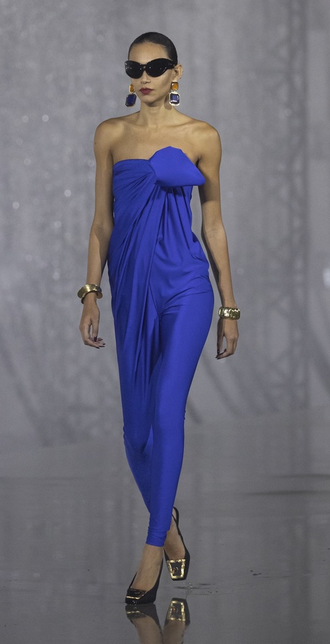 عرض أزياء مجموعة Saint Laurent لربيع وصيف 2022 من أسبوع الموضة في باريس