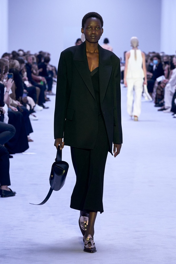 عرض ازياء مجموعة Jil Sander لربيع وصيف 2022 ضمن اسبوع الموضة في ميلانو