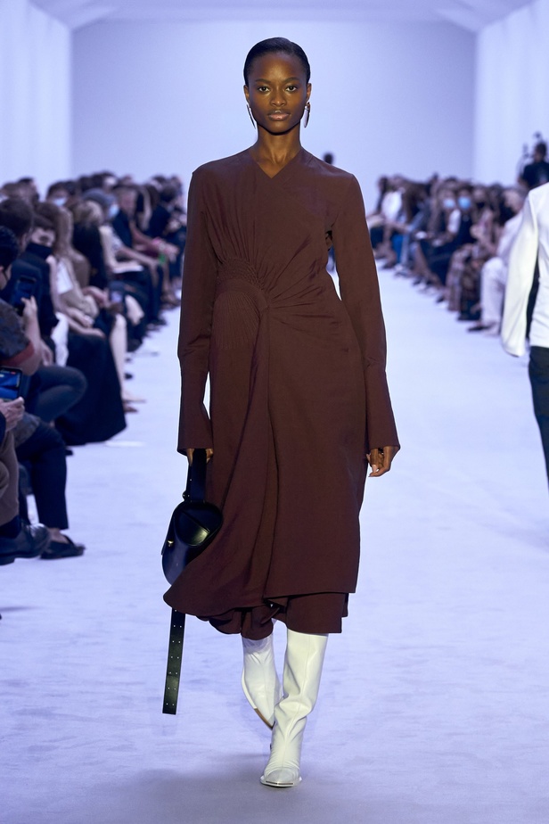 عرض ازياء مجموعة Jil Sander لربيع وصيف 2022 ضمن اسبوع الموضة في ميلانو