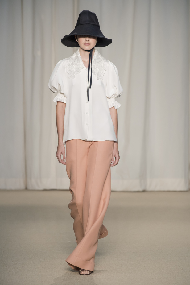 عرض أزياء Adam Lippes لربيع وصيف 2022 من أسبوع الموضة في نيويورك