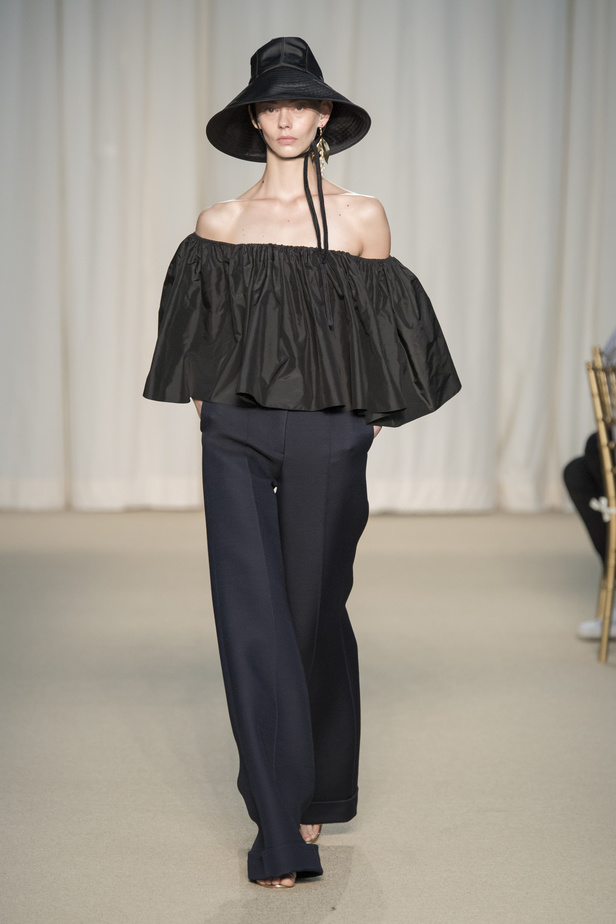 عرض أزياء Adam Lippes لربيع وصيف 2022 من أسبوع الموضة في نيويورك