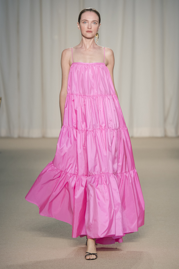 عرض أزياء Adam Lippes لربيع وصيف 2022 من أسبوع الموضة في نيويورك