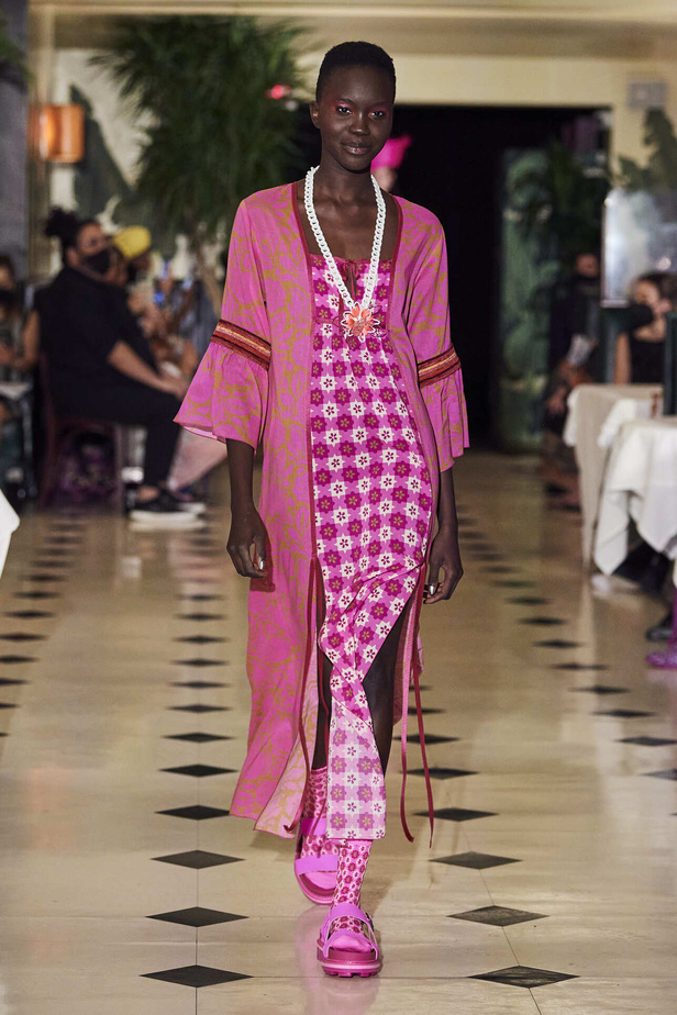 عرض أزياء Anna Sui لربيع وصيف 2022 من أسبوع الموضة في نيويورك