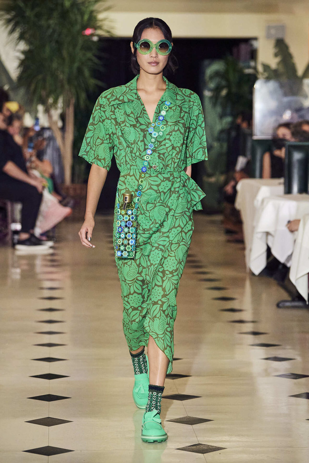 عرض أزياء Anna Sui لربيع وصيف 2022 من أسبوع الموضة في نيويورك