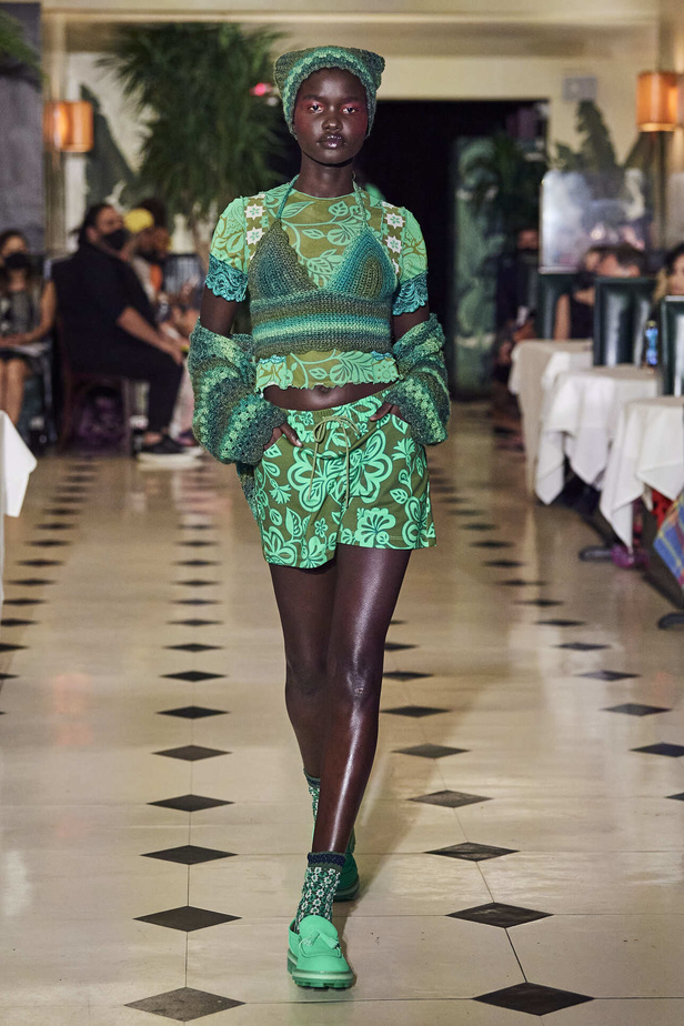 عرض أزياء Anna Sui لربيع وصيف 2022 من أسبوع الموضة في نيويورك