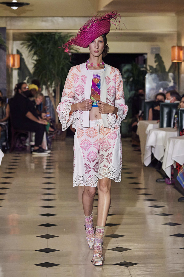 عرض أزياء Anna Sui لربيع وصيف 2022 من أسبوع الموضة في نيويورك