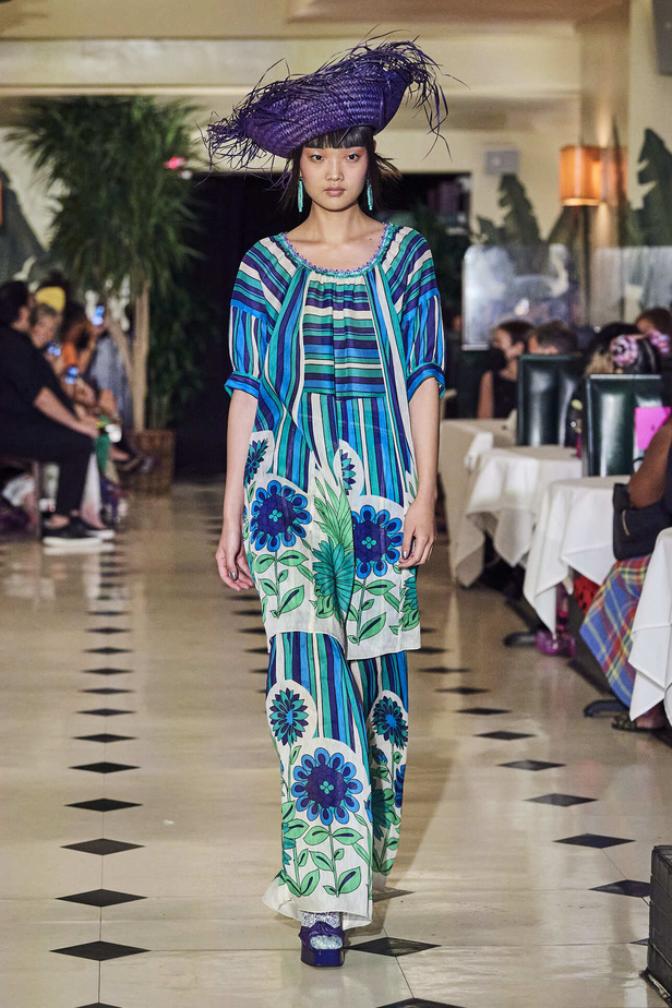 عرض أزياء Anna Sui لربيع وصيف 2022 من أسبوع الموضة في نيويورك