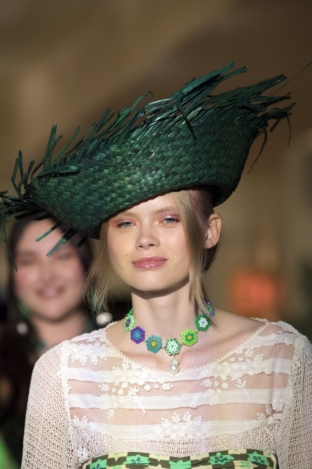 عرض أزياء Anna Sui لربيع وصيف 2022 من أسبوع الموضة في نيويورك