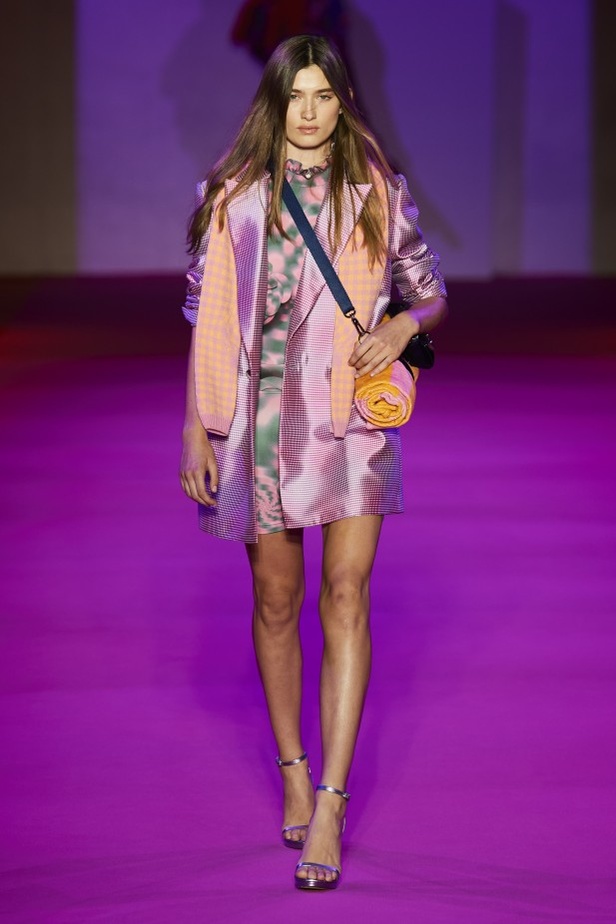 الألوان المرحة والطابع العملي يتجسد في عرض أزياء Brandon Maxwell لربيع وصيف 2022 