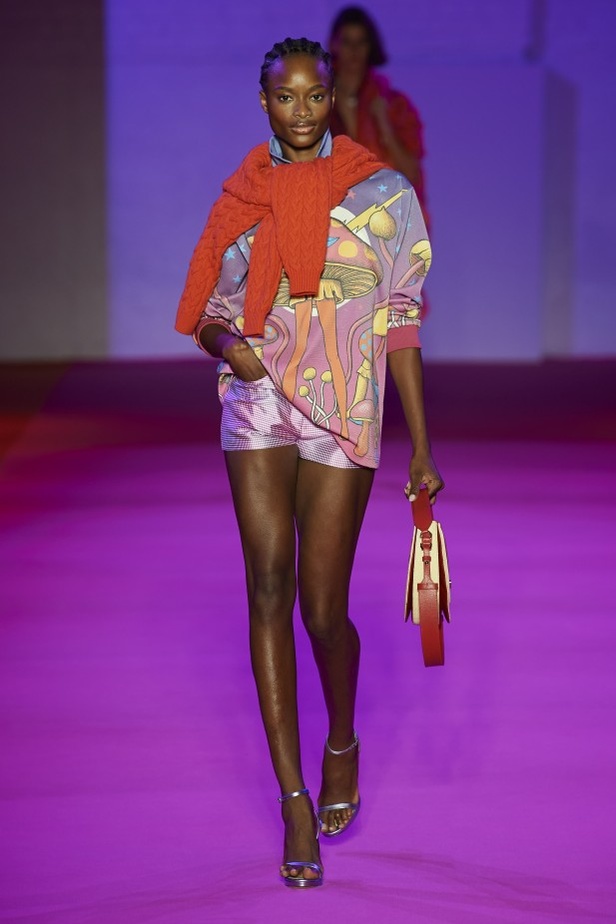 الألوان المرحة والطابع العملي يتجسد في عرض أزياء Brandon Maxwell لربيع وصيف 2022 