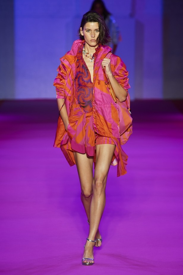 الألوان المرحة والطابع العملي يتجسد في عرض أزياء Brandon Maxwell لربيع وصيف 2022 