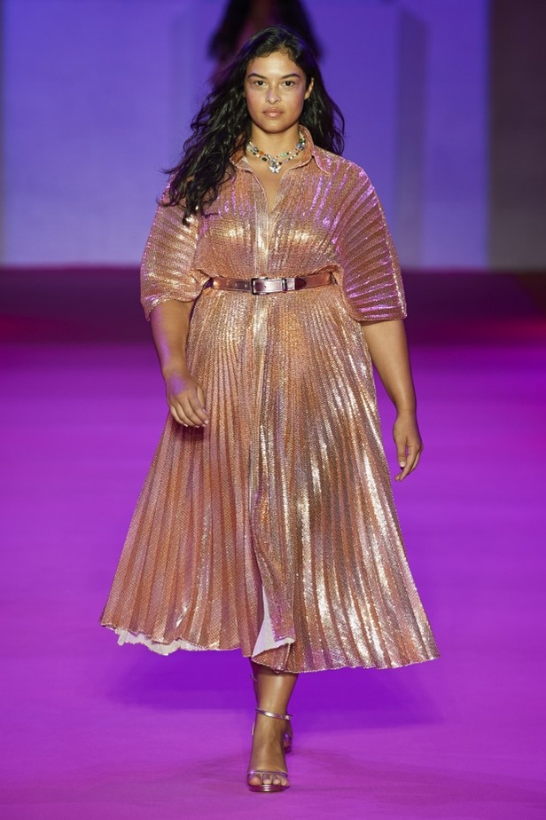 الألوان المرحة والطابع العملي يتجسد في عرض أزياء Brandon Maxwell لربيع وصيف 2022 