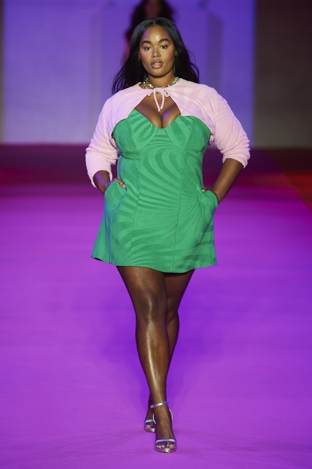 الألوان المرحة والطابع العملي يتجسد في عرض أزياء Brandon Maxwell لربيع وصيف 2022 