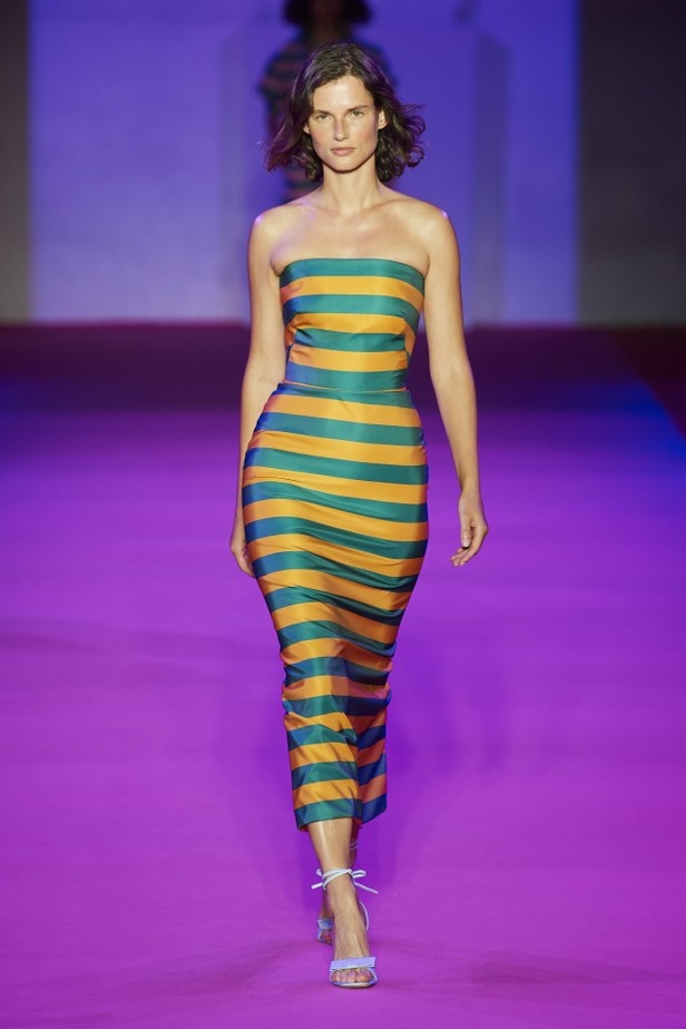 الألوان المرحة والطابع العملي يتجسد في عرض أزياء Brandon Maxwell لربيع وصيف 2022 