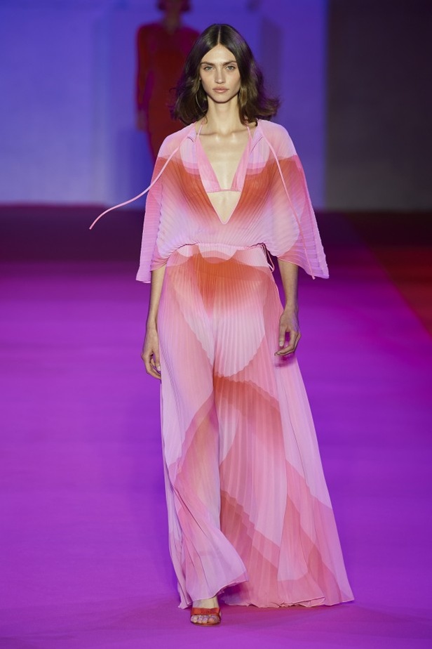 الألوان المرحة والطابع العملي يتجسد في عرض أزياء Brandon Maxwell لربيع وصيف 2022 