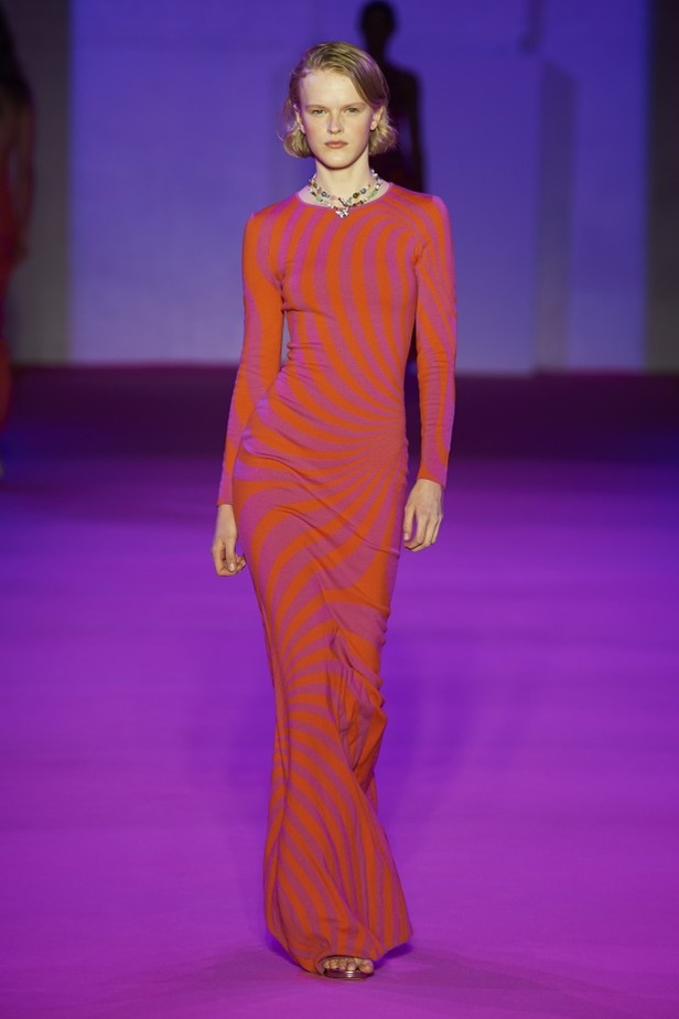 الألوان المرحة والطابع العملي يتجسد في عرض أزياء Brandon Maxwell لربيع وصيف 2022 