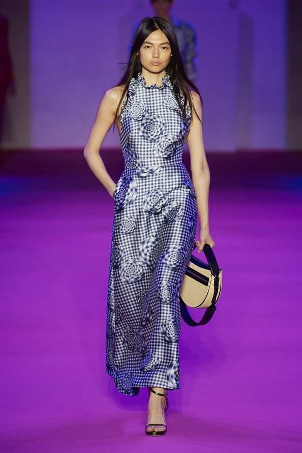 الألوان المرحة والطابع العملي يتجسد في عرض أزياء Brandon Maxwell لربيع وصيف 2022 