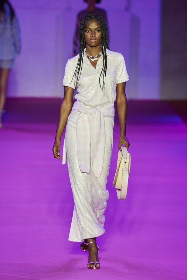 الألوان المرحة والطابع العملي يتجسد في عرض أزياء Brandon Maxwell لربيع وصيف 2022 