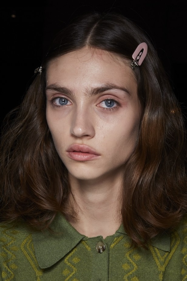 الألوان المرحة والطابع العملي يتجسد في عرض أزياء Brandon Maxwell لربيع وصيف 2022 