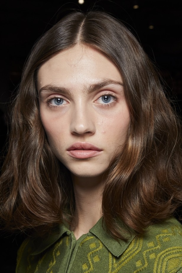 الألوان المرحة والطابع العملي يتجسد في عرض أزياء Brandon Maxwell لربيع وصيف 2022 