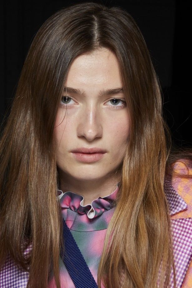 الألوان المرحة والطابع العملي يتجسد في عرض أزياء Brandon Maxwell لربيع وصيف 2022 