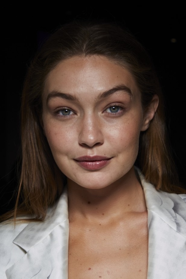 الألوان المرحة والطابع العملي يتجسد في عرض أزياء Brandon Maxwell لربيع وصيف 2022 