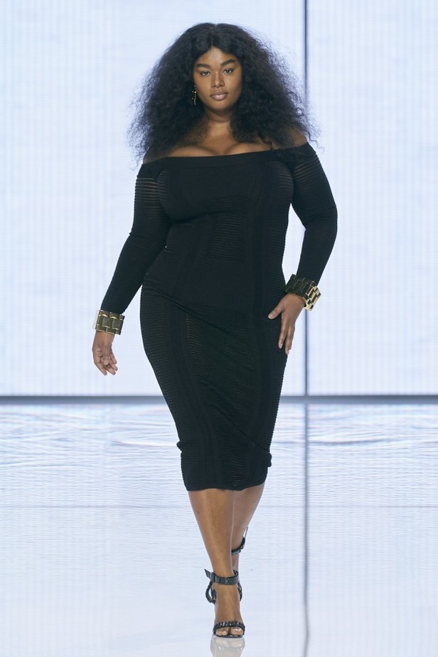 Balmain تحتفل بمجموعة ربيع وصيف 2022 وعشر سنوات من أوليفييه روستينغ