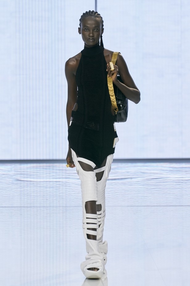 Balmain تحتفل بمجموعة ربيع وصيف 2022 وعشر سنوات من أوليفييه روستينغ