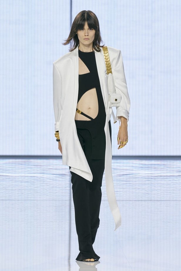 Balmain تحتفل بمجموعة ربيع وصيف 2022 وعشر سنوات من أوليفييه روستينغ