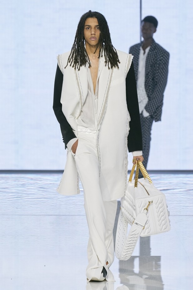 Balmain تحتفل بمجموعة ربيع وصيف 2022 وعشر سنوات من أوليفييه روستينغ