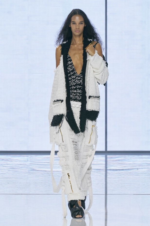 Balmain تحتفل بمجموعة ربيع وصيف 2022 وعشر سنوات من أوليفييه روستينغ