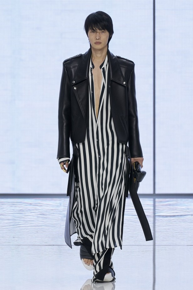 Balmain تحتفل بمجموعة ربيع وصيف 2022 وعشر سنوات من أوليفييه روستينغ