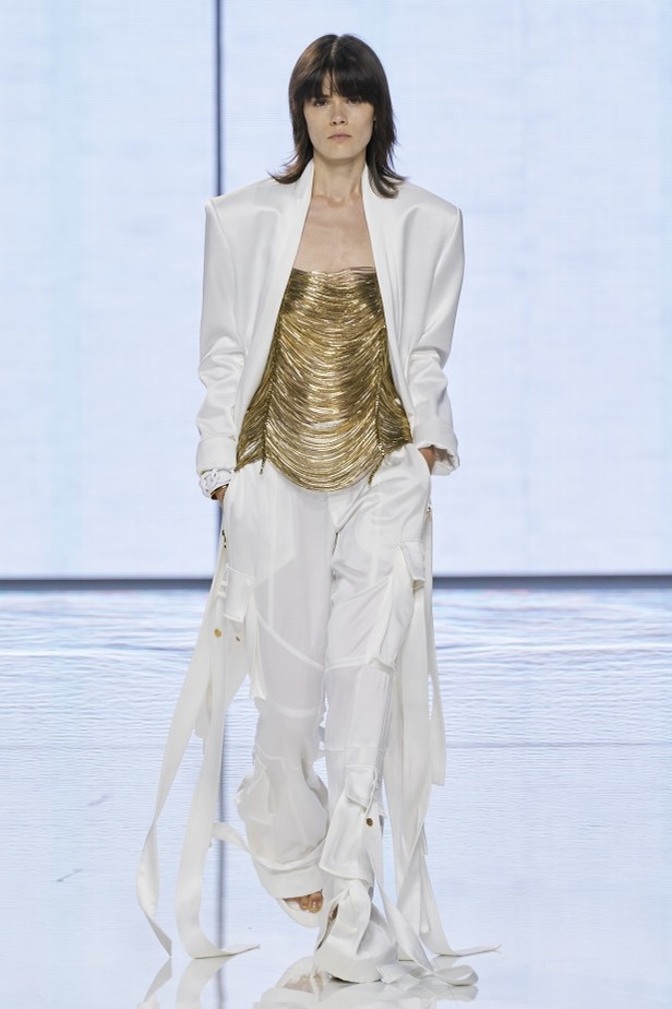 Balmain تحتفل بمجموعة ربيع وصيف 2022 وعشر سنوات من أوليفييه روستينغ