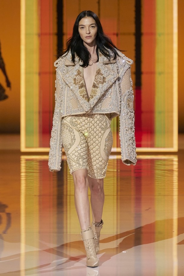 Balmain تحتفل بمجموعة ربيع وصيف 2022 وعشر سنوات من أوليفييه روستينغ