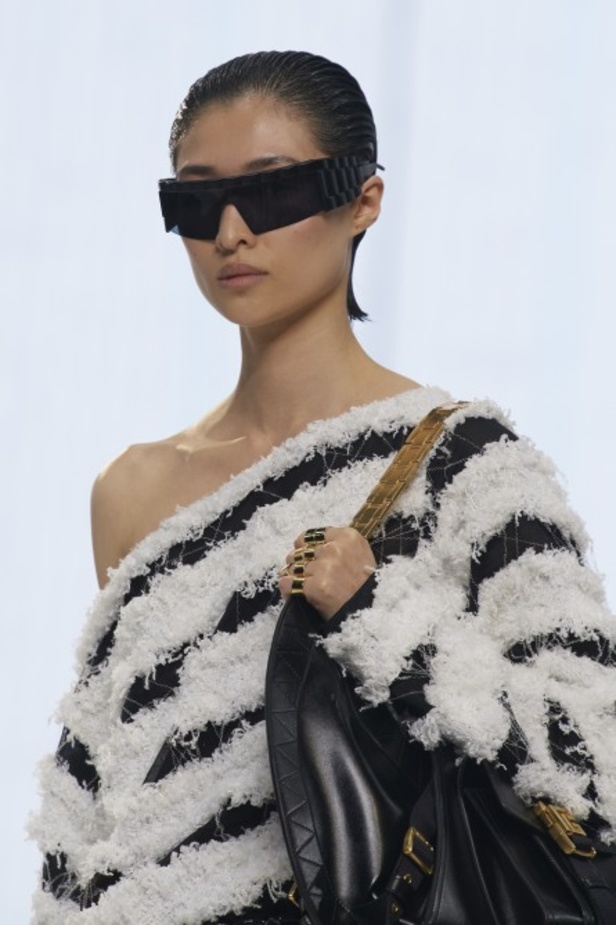 Balmain تحتفل بمجموعة ربيع وصيف 2022 وعشر سنوات من أوليفييه روستينغ