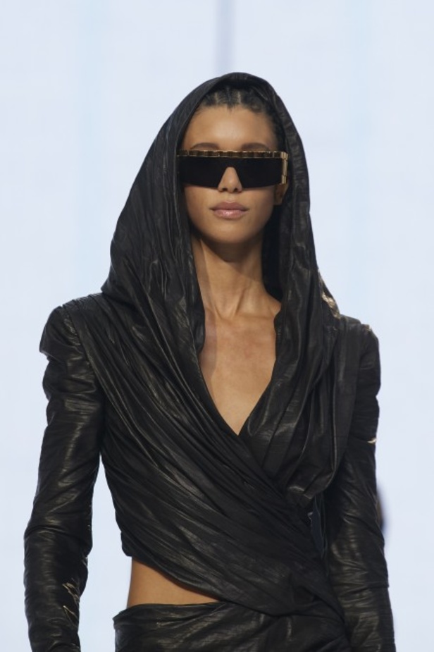 Balmain تحتفل بمجموعة ربيع وصيف 2022 وعشر سنوات من أوليفييه روستينغ