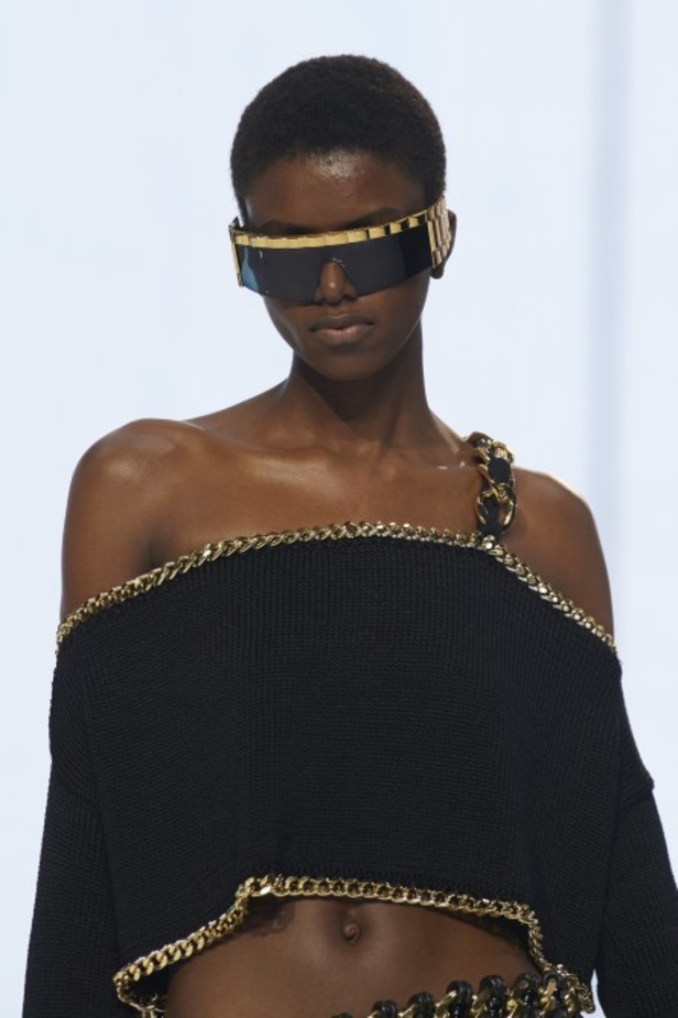 Balmain تحتفل بمجموعة ربيع وصيف 2022 وعشر سنوات من أوليفييه روستينغ