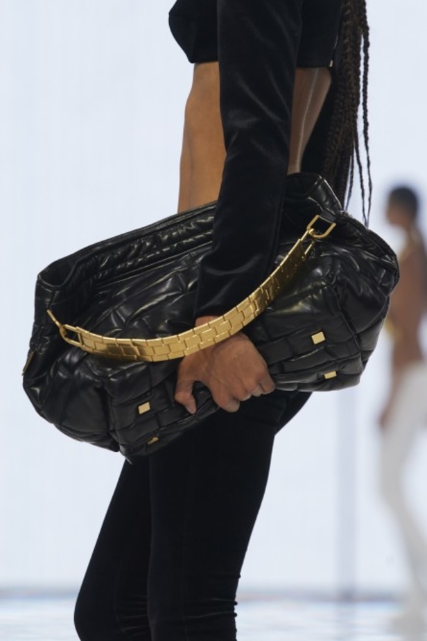 Balmain تحتفل بمجموعة ربيع وصيف 2022 وعشر سنوات من أوليفييه روستينغ