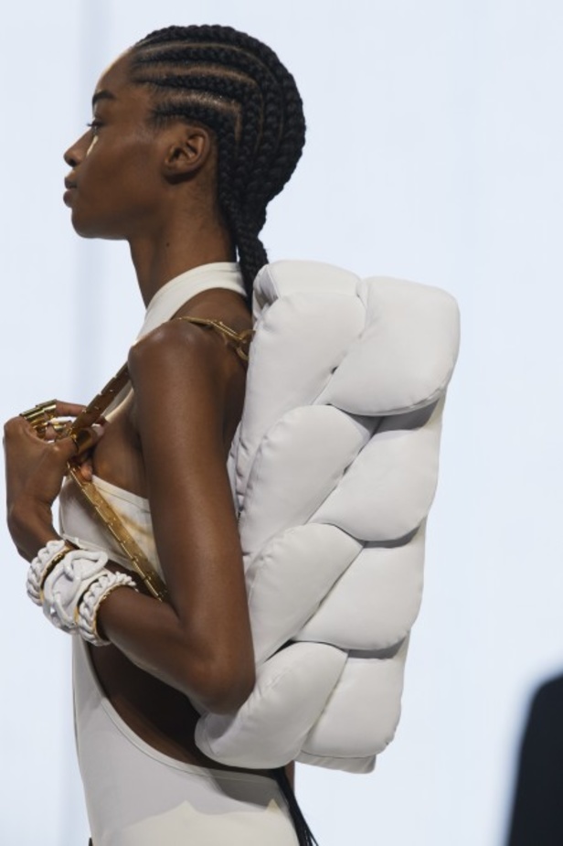 Balmain تحتفل بمجموعة ربيع وصيف 2022 وعشر سنوات من أوليفييه روستينغ