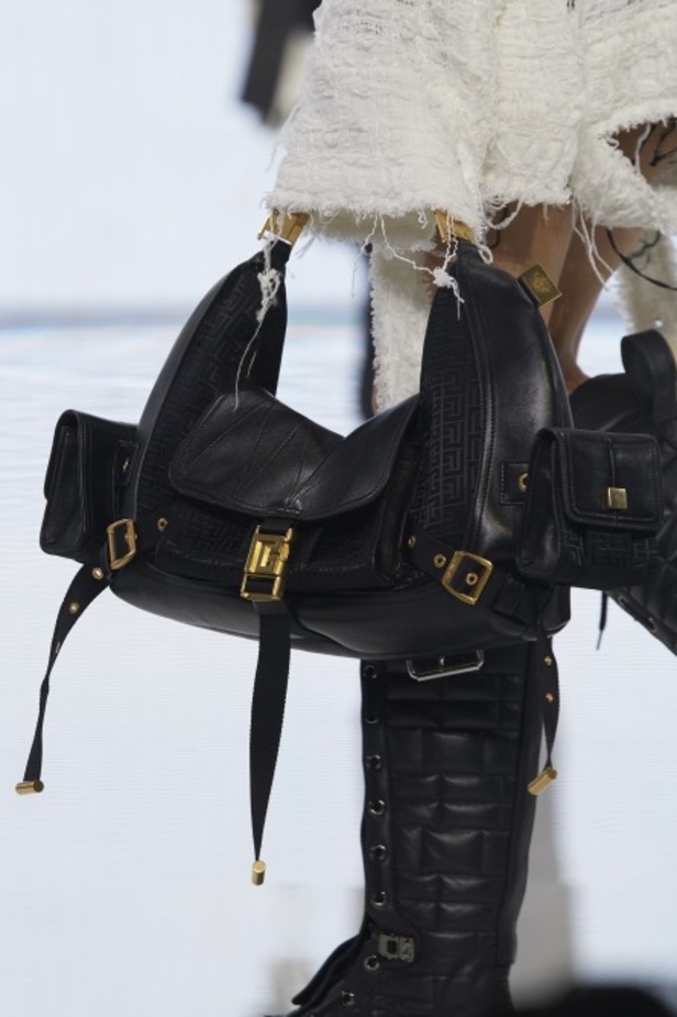 Balmain تحتفل بمجموعة ربيع وصيف 2022 وعشر سنوات من أوليفييه روستينغ