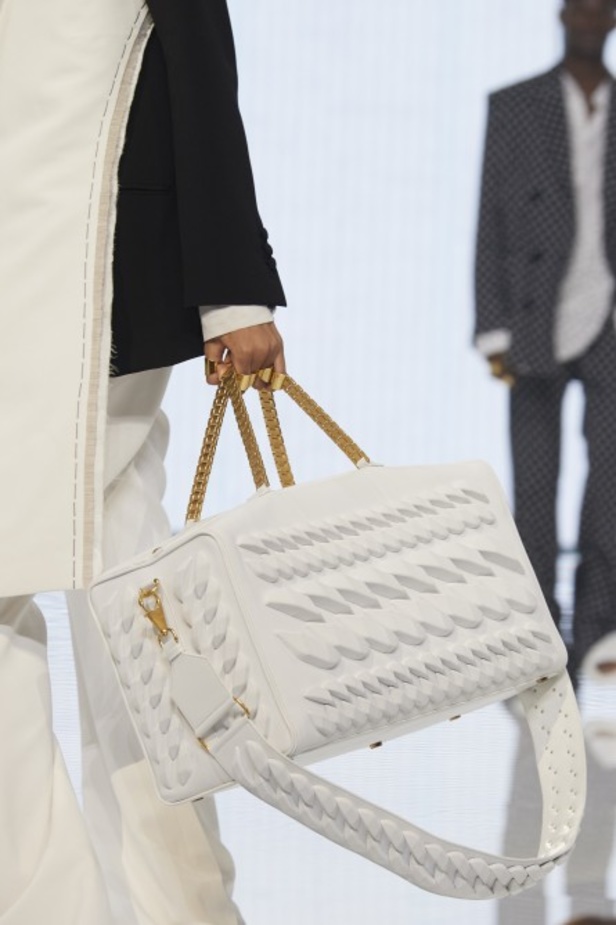 Balmain تحتفل بمجموعة ربيع وصيف 2022 وعشر سنوات من أوليفييه روستينغ