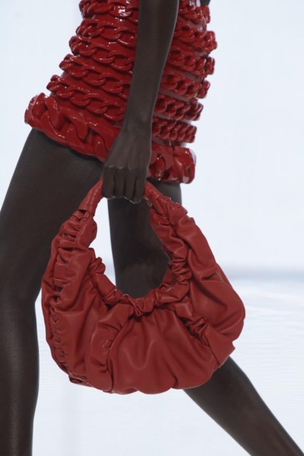 Balmain تحتفل بمجموعة ربيع وصيف 2022 وعشر سنوات من أوليفييه روستينغ