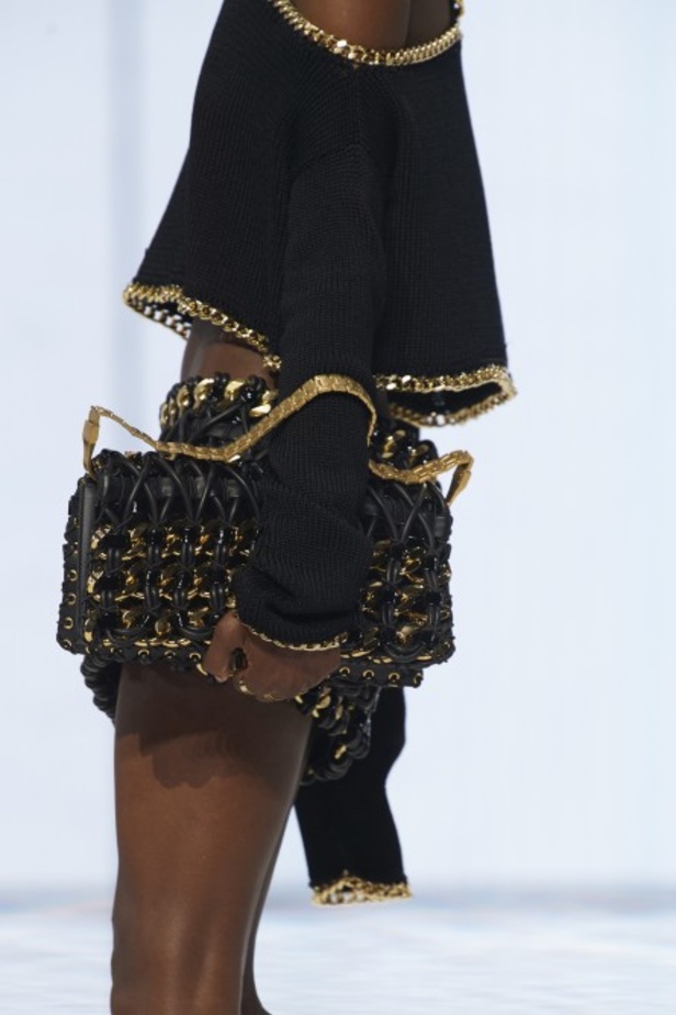 Balmain تحتفل بمجموعة ربيع وصيف 2022 وعشر سنوات من أوليفييه روستينغ