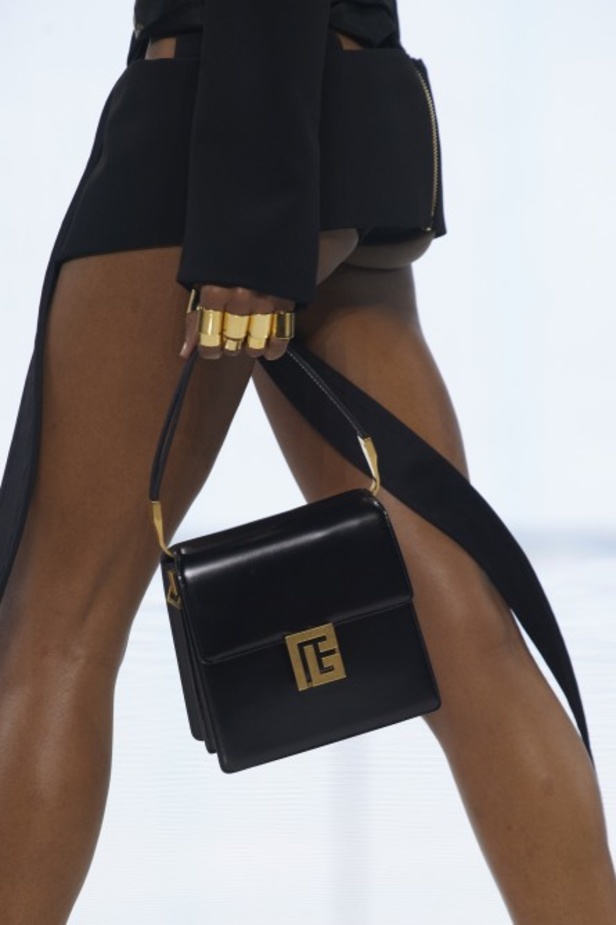 Balmain تحتفل بمجموعة ربيع وصيف 2022 وعشر سنوات من أوليفييه روستينغ