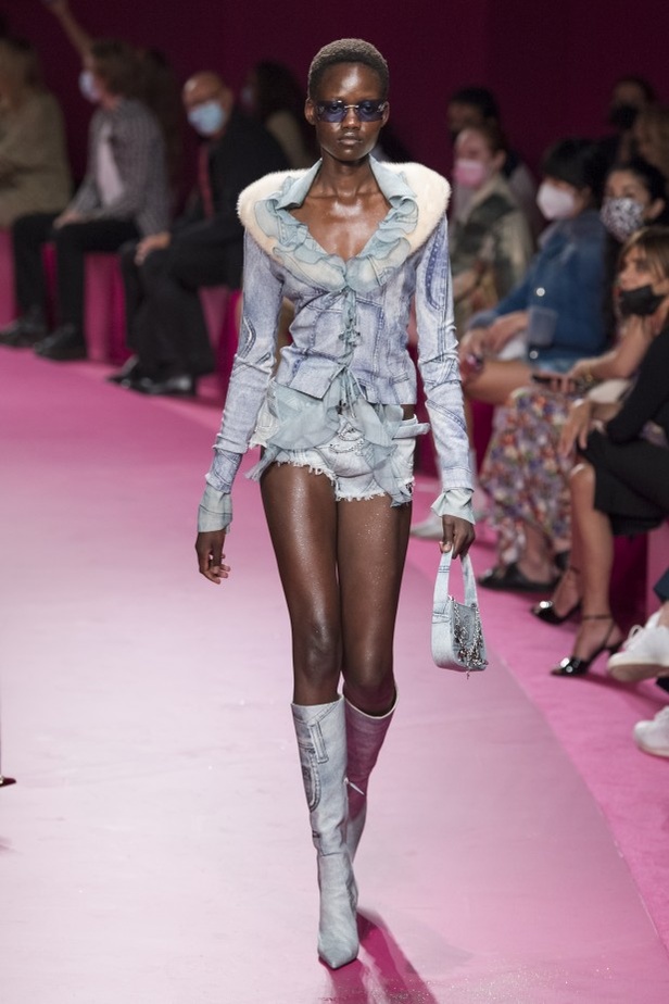 مجموعة ازياء Blumarine لربيع وصيف 2022 من أسبوع الموضة في ميلانو