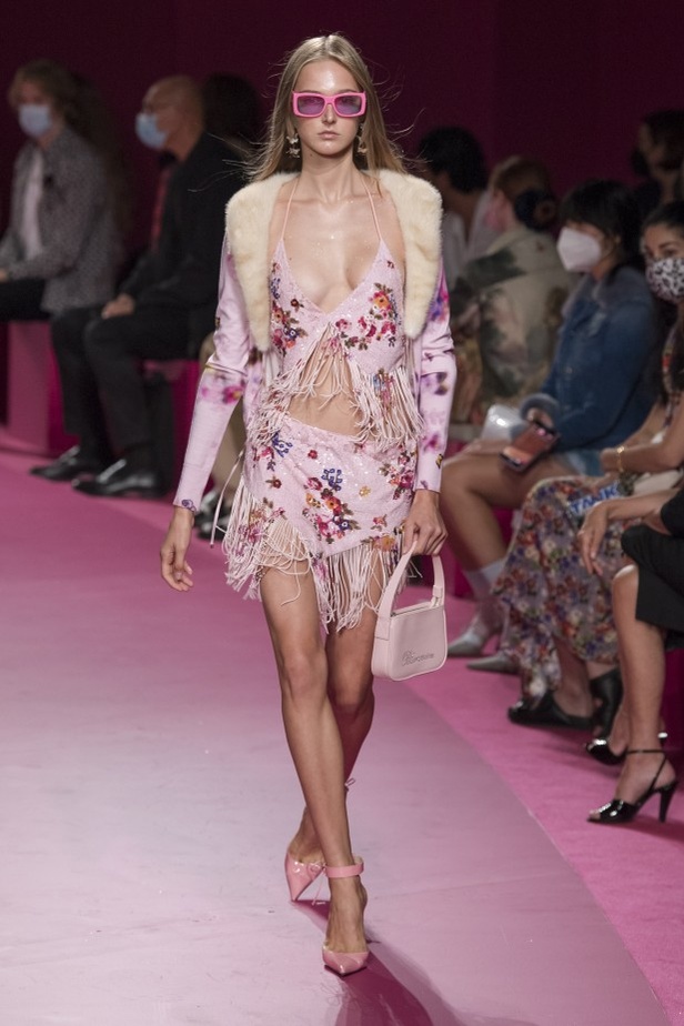 مجموعة ازياء Blumarine لربيع وصيف 2022 من أسبوع الموضة في ميلانو