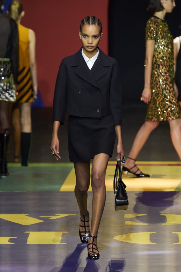 مجموعة Dior لربيع وصيف 2022 عودة بالذّاكرة إلى السّتينات وثورة في إطلالة المرأة 