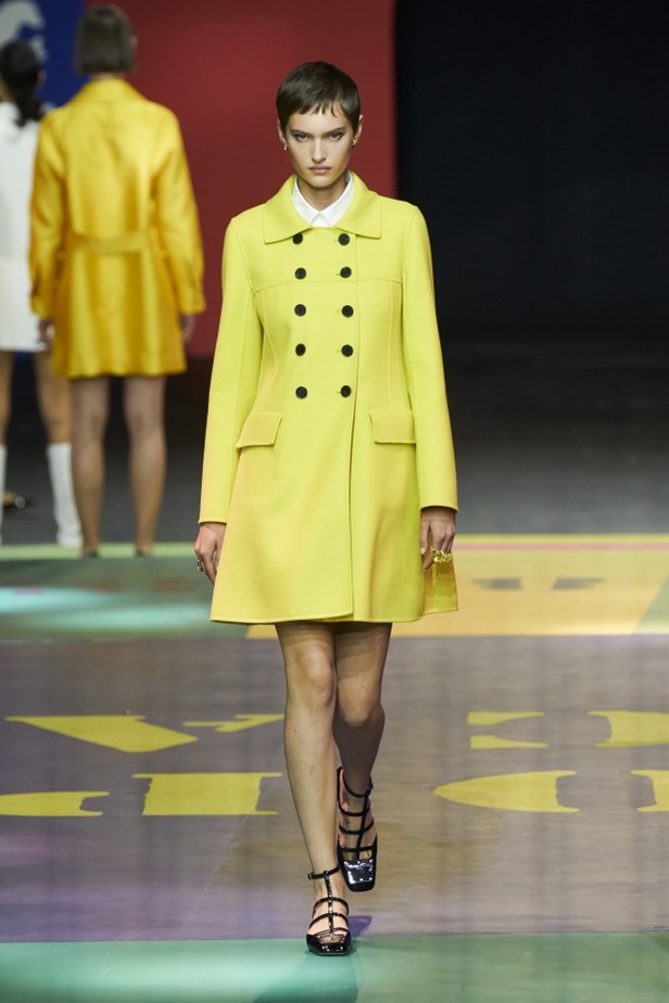 مجموعة Dior لربيع وصيف 2022 عودة بالذّاكرة إلى السّتينات وثورة في إطلالة المرأة 